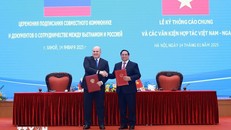 Hai Thủ tướng ký Thông cáo chung về kết quả chuyến thăm chính thức Việt Nam của Thủ tướng Liên bang Nga Mikhail Vladimirovich Mishustin. Ảnh: Dương Giang/TTXVN.