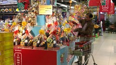 Siêu thị chuẩn bị đủ nguồn hàng phục vụ mua sắm của người dân. Ảnh: Đức Duy/TTXVN.