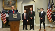 Tổng thống Mỹ Donald Trump cùng Giám đốc điều hành của SoftBank Group Corp. Masayoshi Son; đồng sáng lập và Chủ tịch điều hành của Oracle Corp. Larry Ellison và Giám đốc điều hành của OpenAI Inc. Sam Altman tại Phòng Roosevelt của Nhà Trắng ở Washington, DC, ngày 21/1. Ảnh: CNN.