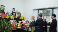 Tổng Bí thư Tô Lâm thắp hương tưởng niệm Tổng Bí thư Nguyễn Phú Trọng. Ảnh: Thống Nhất/TTXVN.