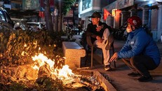 Người dân đốt lửa sưởi ấm trên hè phố đã trở thành hình ảnh quen thuộc mỗi khi thời tiết Hà Nội rét đậm. Ảnh: Phạm Tuấn Anh/TTXVN.