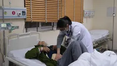 Bác sỹ điều trị cho bệnh nhân tại Bệnh viện E trong đêm Giao thừa. Ảnh: PV/TTXVN.