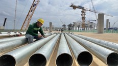 Các công nhân đang gấp rút lắp dựng khung thép mái khu trung tâm. Nhiều hạng mục cũng đang dần hoàn thiện, hình hài nhà ga với hình ảnh hoa sen vươn mình đã hiện rõ.