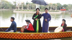 Hát Quan họ trên thuyền tại Hồ Bán nguyệt, trong khuôn khổ Lễ hội Văn hóa dân gian Phố Hiến. Ảnh tư liệu: Đinh Văn Nhiều/TTXVN.