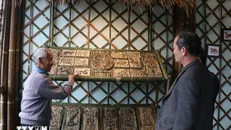 Các sản phẩm tranh dân gian làng Sình. Ảnh: Tường Vi/TTXVN.