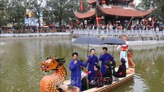 Các liền anh, liền chị Quan họ hát thuyền tại hội Lim. Ảnh: Thanh Thương/TTXVN.