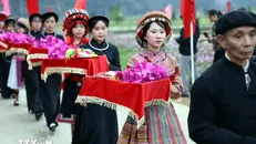 Các mâm tồng là sản vật của địa phương dâng lên cúng trời đất. Ảnh: Quang Cường/TTXVN.