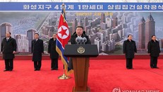 Nhà lãnh đạo Triều Tiên Kim Jong Un phát biểu tại lễ động thổ xây dựng 10.000 căn hộ tại khu vực Hwasong của thủ đô Bình Nhưỡng ngày 16/2/2025. Ảnh: Yonhap.
