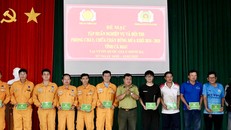 Đội tuyển PV GAS CA MAU (trái) tại khóa tập huấn nghiệp vụ về PCCC rừng năm 2025.