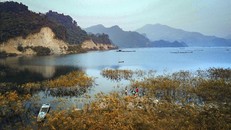 Vẻ đẹp thơ mộng của hồ Hòa Bình mùa thu. Ảnh: Trọng Đạt/TTXVN.