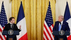 Tổng thống Mỹ Donald Trump (phải) và Tổng thống Pháp Emmanuel Macron (trái) tại cuộc họp báo chung ở Washington, D.C., ngày 24/2/2025.