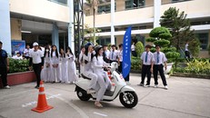 Các em học sinh trường THPT Trần Phú (TP.HCM) hào hứng trải nghiệm các mẫu xe máy điện VinFast.