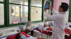 Bác sĩ kiểm tra kết quả chụp X-quang phổi của bệnh nhân. 