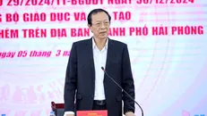 Thứ trưởng Bộ Giáo dục và Đào tạo Phạm Ngọc Thưởng chỉ đạo dứt khoát làm tốt dạy học chính khoá. Ảnh: Bộ GD-ĐT