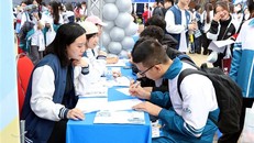 Đại diện các cơ sở đào tạo tư vấn tuyển sinh cho thí sinh năm 2025. Ảnh: Mạnh Tú/TTXVN