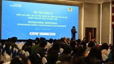 Thiếu tướng Ngô Hoài Thu, Chủ tịch Hội Phụ nữ Bộ Công an phát biểu tại Hội nghị.