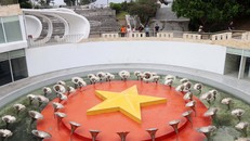 Hồ nước “Vòng tròn bất tử” thiêng liêng tại Khu tưởng niệm chiến sỹ Gạc Ma ở xã Cam Hải Đông, huyện Cam Lâm, tỉnh Khánh Hòa với 64 đóa hoa, tượng trưng cho 64 người con anh dũng cùng ôm lấy lá cờ đỏ sao vàng nổi trên mặt nước. Ảnh: Hữu Quyết/TTXVN.