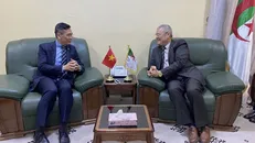 Đại sứ Trần Quốc Khánh trao đổi về cơ hội hợp tác với ông Othmane Abdelaziz, Tỉnh trưởng tỉnh Touggourt. Ảnh: Ngọc Tú/TTXVN.