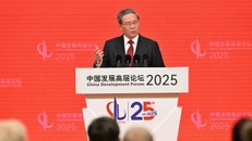 Thủ tướng Trung Quốc Lý Cường phát biểu tại Diễn đàn Phát triển Trung Quốc 2025 ở Bắc Kinh ngày 23/3. Ảnh: AFP.