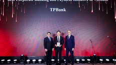 Ông Bùi Quang Cương- Phó Tổng Giám đốc TPBank nhận giải thưởng từ đại diện The Asian Banker.