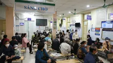 Người dân chờ khám tại một bệnh viện ở Hà Nội. Ảnh: TTXVN.