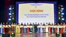 Trao bằng công nhận đạt chuẩn quốc gia năm 2024 cho các trường học trên địa bàn.