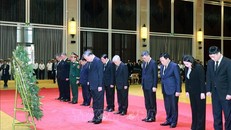 Tổng Bí thư Tô Lâm dẫn đầu Đoàn đại biểu cấp cao của Đảng, Nhà nước Việt Nam viếng nguyên Chủ tịch Đảng Nhân dân Cách mạng Lào, nguyên Chủ tịch nước Cộng hoà Dân chủ Nhân dân Lào Khamtay Siphandone. Ảnh: Thống Nhất/TTXVN.