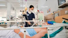 Nhân viên y tế chăm sóc cho bệnh nhân. Ảnh: Minh Quyết/TTXVN.