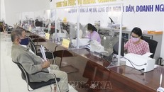 Giải quyết các thủ tục hành chính tại Trung tâm phục vụ hành chính công tỉnh Ninh Thuận. Ảnh minh họa: Nguyễn Thành/TTXVN.