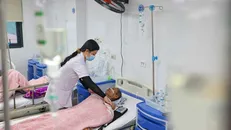 Nhân viên y tế theo dõi sức khỏe cho người bệnh đang điều trị tại Bệnh viện K. Ảnh: TTXVN.