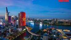 Cờ đỏ sao vàng rực rỡ trong ánh đèn về đêm đã tạo diện mạo TP Hồ Chí Minh thêm lung linh huyền ảo.