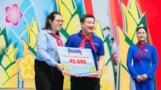 Ông Đỗ Thanh Tuấn, Giám đốc Đối ngoại Vinamilk, đã trao tặng món quà là 45.000 hộp sữa cho đại diện Hội đồng Đội TP.HCM trong chương trình “Đại hội cháu ngoan Bác Hồ” ngày 6/4.