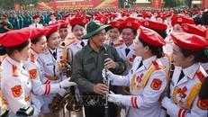 Thủ tướng Phạm Minh Chính động viên các lực lượng diễu binh, diễu hành của Bộ Quốc phòng tại Biên Hoà, Đồng Nai. Ảnh: Dương Giang/TTXVN.