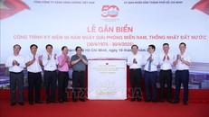 Thủ tướng Phạm Minh Chính và Bí thư Thành uỷ TP Hồ Chí Minh Nguyễn Văn Nên và các đại biểu gắn biển công trình Nhà ga T3, Cảng hàng không quốc tế Tân Sơn Nhất chào mừng kỷ niệm 50 năm Ngày Giải phóng miền Nam, thống nhất đất nước. Ảnh: Dương Giang/TTXVN.