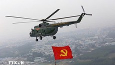 Một máy bay trực thăng Mi-8 bay trên bầu trời thành phố Biên Hòa tham gia tập luyện cho Lễ kỷ niệm 50 năm thống nhất đất nước. Ảnh: Sỹ Tuyên/TTXVN.