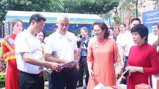 Các đại biểu tham quan khu trưng bày “Sản phẩm Khoa học, Công nghệ, Đổi mới Sáng tạo” trong khuôn khổ lễ hưởng ứng Ngày Sở hữu trí tuệ thế giới 2025 do Bộ KH&CN và UBND TP. Hà Nội tổ chức.