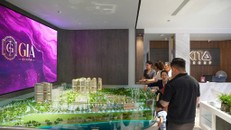 Khách hàng tìm hiểu tổng quan GIA by KITA qua sa bàn mô phỏng tại phòng bán hàng dự án.