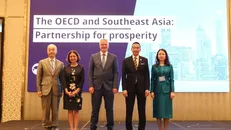 Thứ trưởng Ngoại giao Nguyễn Minh Hằng (phải) chụp ảnh lưu niệm cùng các diễn giả trong phiên khai mạc. Ảnh: Đỗ Sinh/TTXVN.