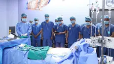 Đội ngũ y bác sỹ tri ân nghĩa cử cao đẹp của người hiến tạng. Ảnh: PV/Vietnam+