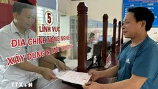 Người dân làm thủ tục hành chính. Ảnh: TTXVN.