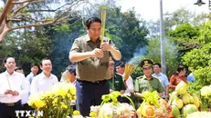 Thủ tướng Phạm Minh Chính dâng hương trên phần mộ nữ Anh hùng liệt sỹ Võ Thị Sáu ở Nghĩa trang Hàng Dương. Ảnh: Dương Giang/TTXVN.