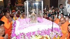 Các nhà sư chiêm bái xá lợi Đức Phật. Ảnh: IBC cung cấp.