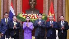 Chủ tịch nước Lương Cường với Thủ tướng Thái Lan Paetongtarn Shinawatra và các đại biểu. Ảnh: Lâm Khánh/TTXVN