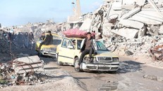 Người dân Palestine đi sơ tán tránh xung đột tại Beit Lahia, Dải Gaza. Ảnh: THX/TTXVN