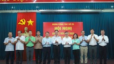 Các đại biểu chụp hình lưu niệm với các đại diện 8 tổ công tác được thành lập.