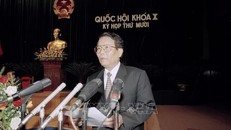 Chủ tịch nước Trần Đức Lương đọc Tờ trình về việc đề nghị Quốc hội phê chuẩn Hiệp định thương mại Việt Nam - Hoa Kỳ, tại Kỳ họp thứ mười, Quốc hội khóa X, ngày 23/11/2001. Ảnh: Nhan Sáng/ TTXVN.