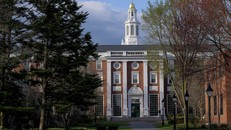 Chính quyền Trump thu hồi quyền tuyển sinh sinh viên quốc tế của ĐH Harvard