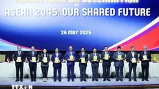 Thủ tướng Phạm Minh Chính cùng lãnh đạo các nước ASEAN và Timor-Leste ký Tuyên bố Kuala Lumpur “ASEAN 2045: Tương lai chung của chúng ta". Ảnh: Dương Giang/TTXVN.