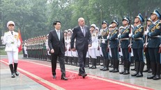 Chủ tịch nước Lương Cường và Tổng thống Hungary Sulyok Tamas duyệt Đội danh dự Quân đội nhân dân Việt Nam. Ảnh: Lâm Khánh/TTXVN.