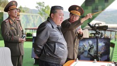 Nhà lãnh đạo Kim Jong-un (giữa) giám sát các cuộc tập trận tác chiến đặc biệt của Quân đội Nhân dân Triều Tiên (KPA) tại trại huấn luyện thuộc Quân đoàn Phòng vệ Thủ đô ngày 13/5/2025. Ảnh: Yonhap.